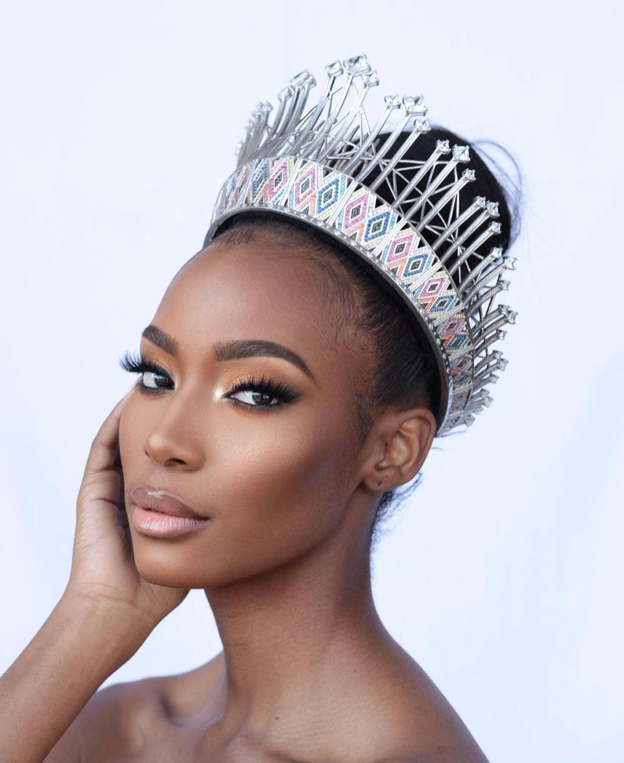 Trong đêm chung kết Hoa hậu Siêu quốc gia 2022 diễn ra tại Ba Lan vào rạng sáng 16/7 theo giờ Việt Nam, người đẹp Nam Phi Lalela Mswane đã xuất sắc đăng quang ngôi vị cao nhất. Điều này không nằm ngoài dự đoán của nhiều khán giả, tuy nhiên để chạm tới chiếc vương miện cao quý, mỹ nhân da màu đã phải trải qua một hành trình đầy khó khăn.