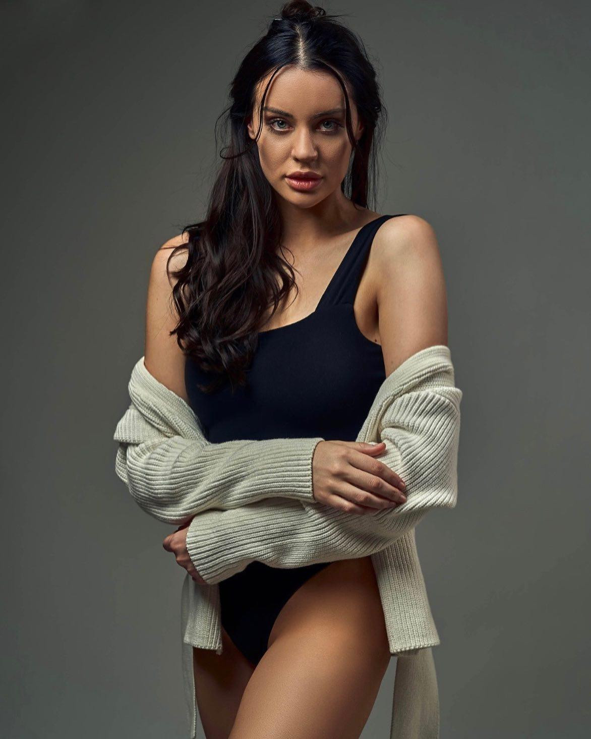 Người đẹp cũng đã nhuộm tóc đen để cá tính và gợi cảm hơn so với vẻ dễ thương, ngọt ngào khi để tóc vàng cách đây 5 năm.