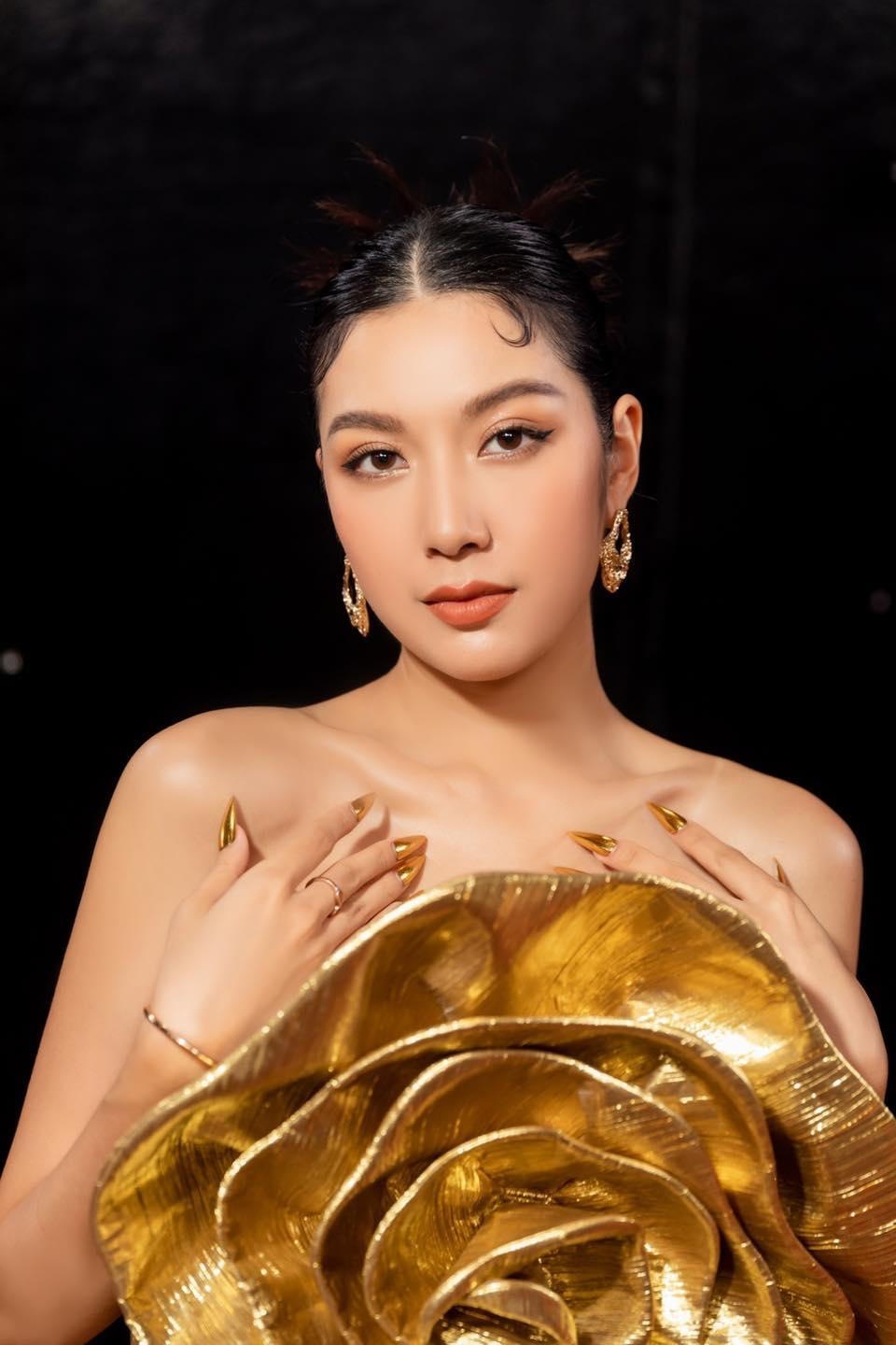 Thiết kế giúp cho Á hậu Quốc tế 2015 khoe vai trần quyến rũ. Thiết kế giúp cho Á hậu Quốc tế 2015 khoe vai trần quyến rũ.