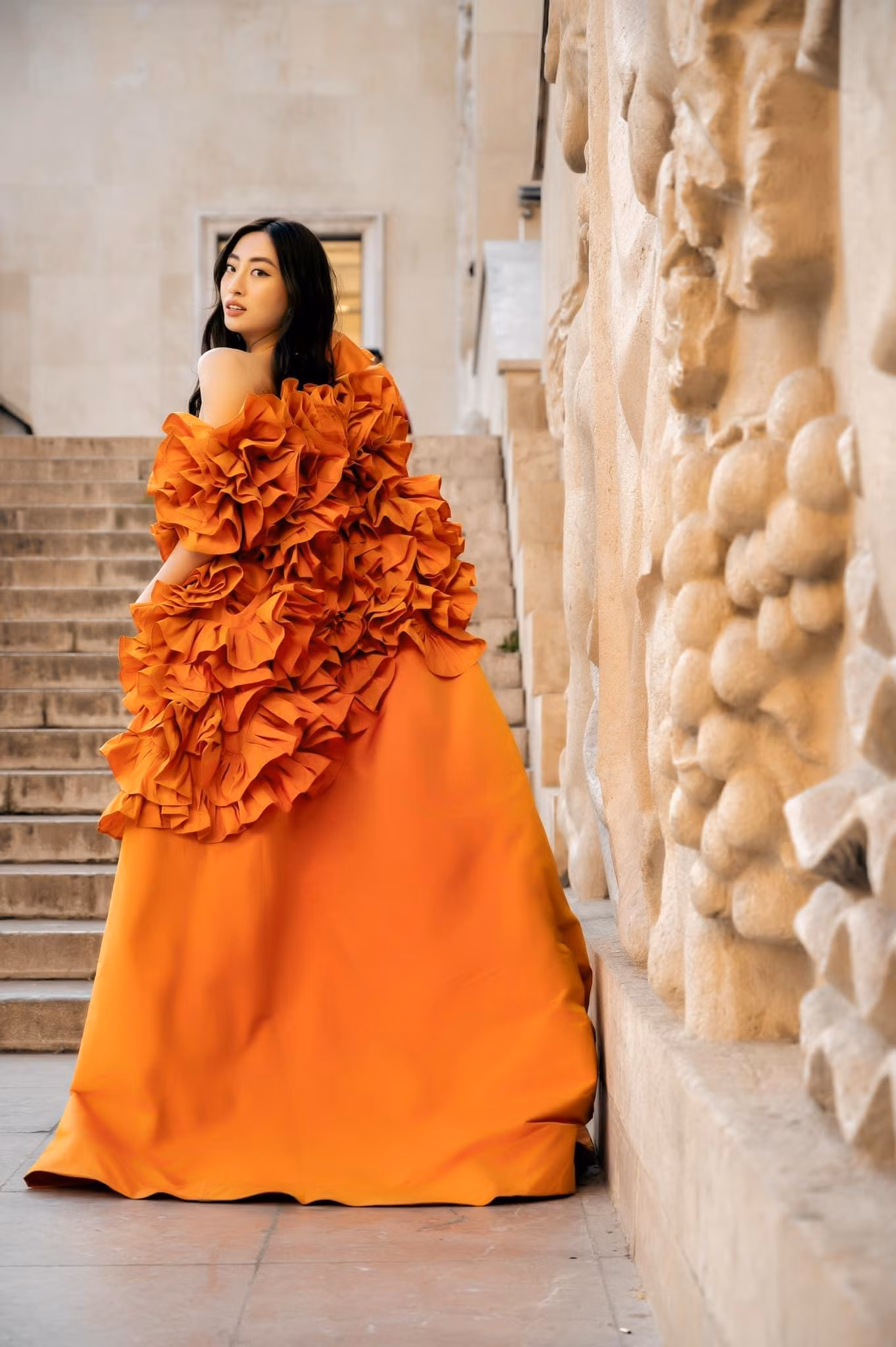 Xuất hiện ở Paris, Lương Thùy Linh thu hút mọi sự chú ý khi diện bộ váy với phần xếp ly, tạo khối cầu kỳ ở phía sau lưng.