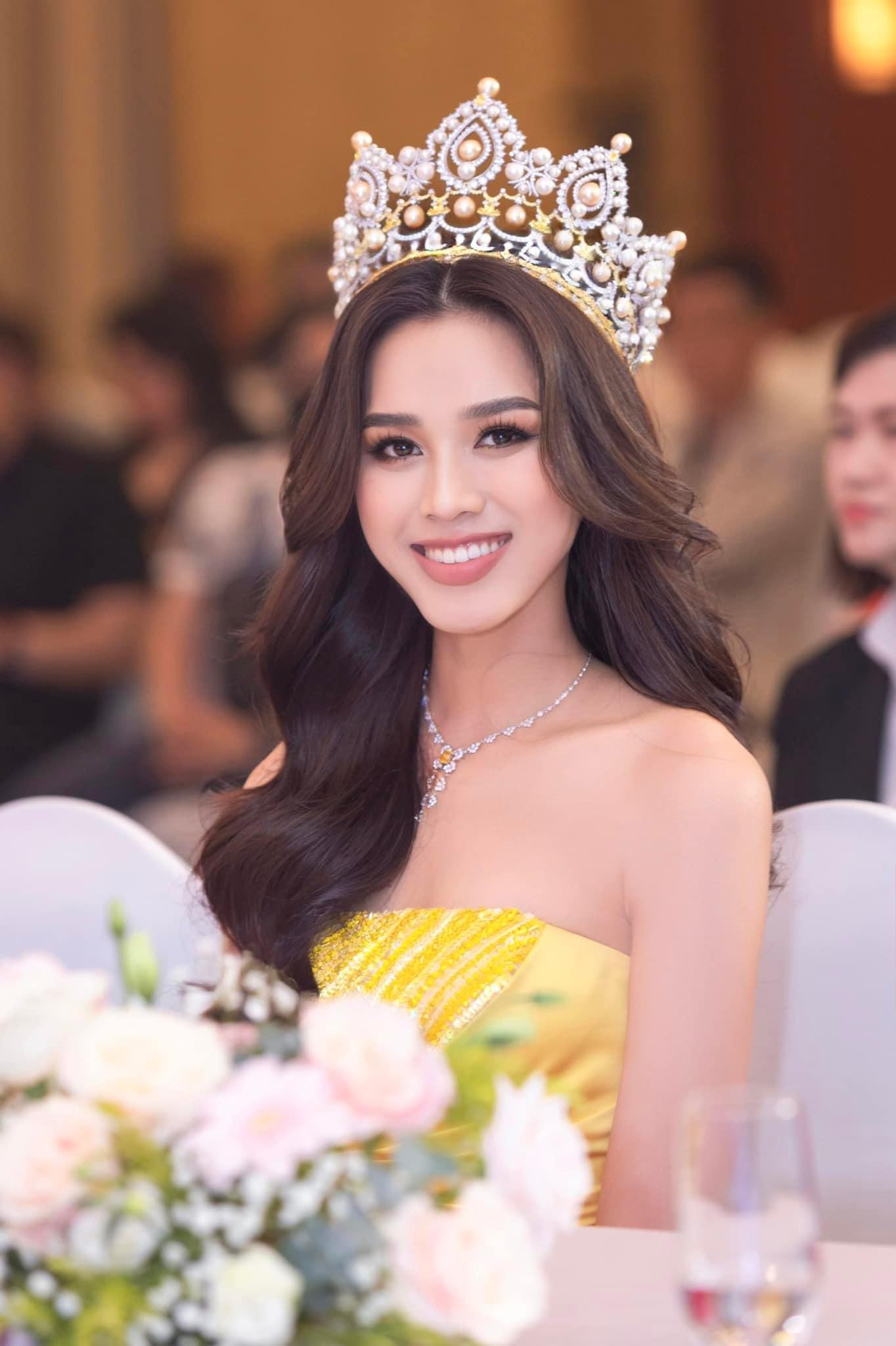 Gam màu vàng cũng giúp cho gương mặt của nàng hậu xứ Thanh thêm phần tươi tắn và rạng rỡ hơn. Gam màu vàng cũng giúp cho gương mặt của nàng hậu xứ Thanh thêm phần tươi tắn và rạng rỡ hơn.