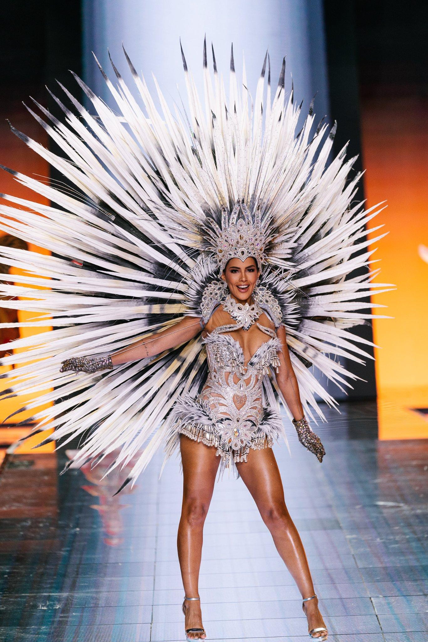 Đại diện Peru với bộ trang phục lộng lẫy không kém.