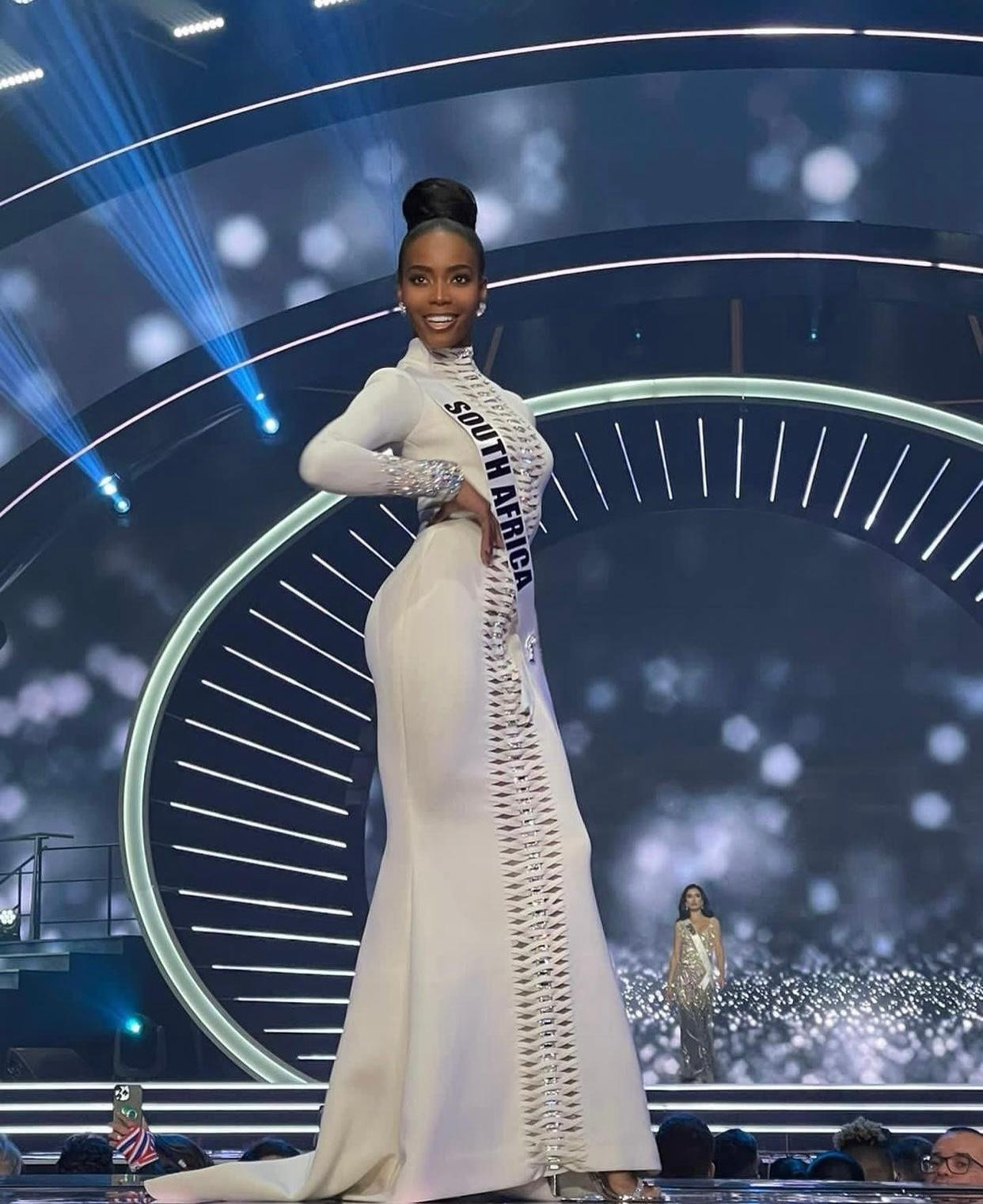 Dù không nhận được sự ủng hộ, nhưng cô vẫn có những màn thể hiện vô cùng ấn tượng trên sân khấu Miss Universe 2021 và xuất sắc giành được vị trí Á hậu 2.