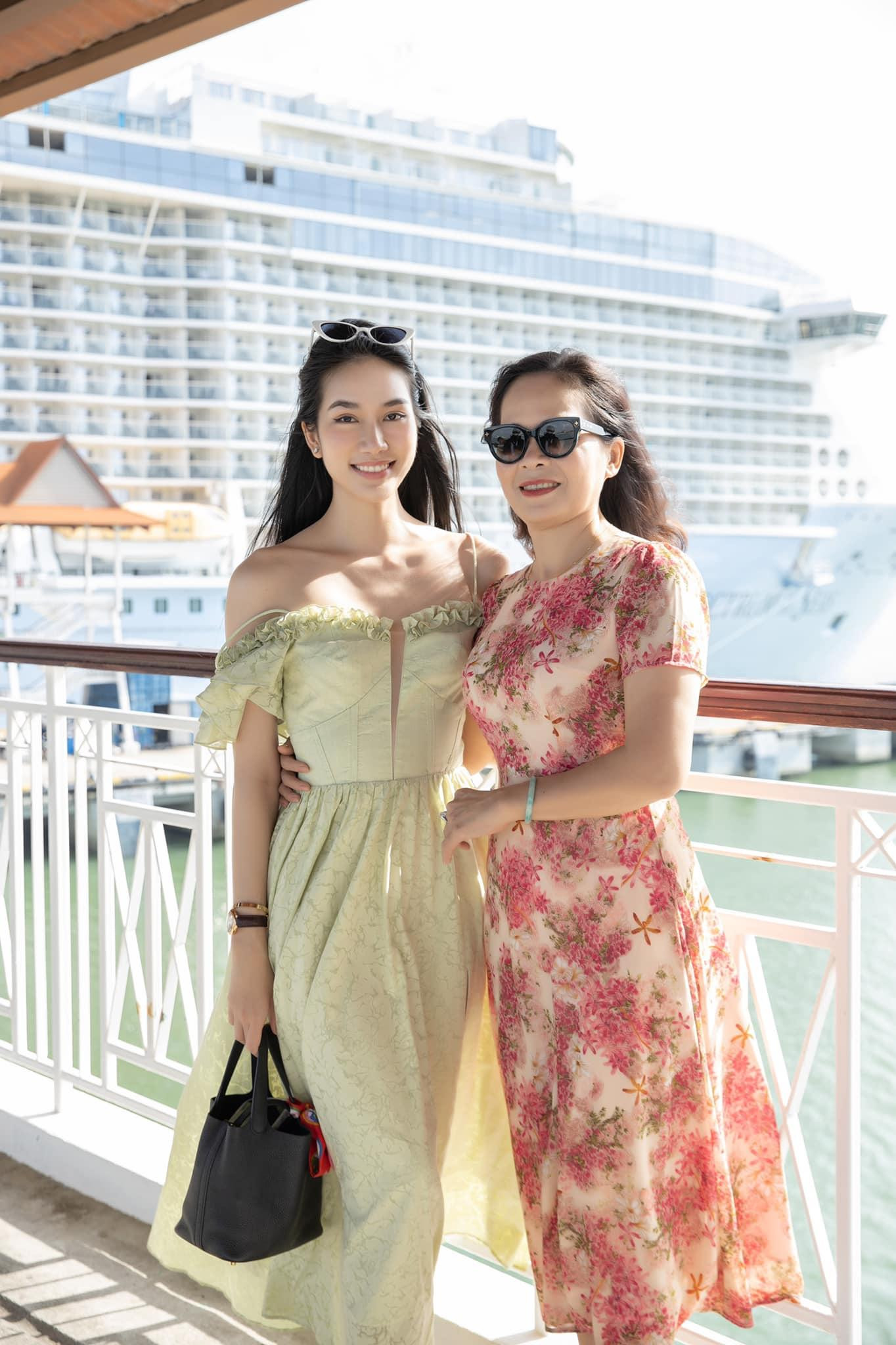 Mẹ của Á hậu Phương Anh đồng hành cùng con gái trong chuyến du lịch ngắn ngày tới Singapore. Mẹ của Á hậu Phương Anh đồng hành cùng con gái trong chuyến du lịch ngắn ngày tới Singapore.