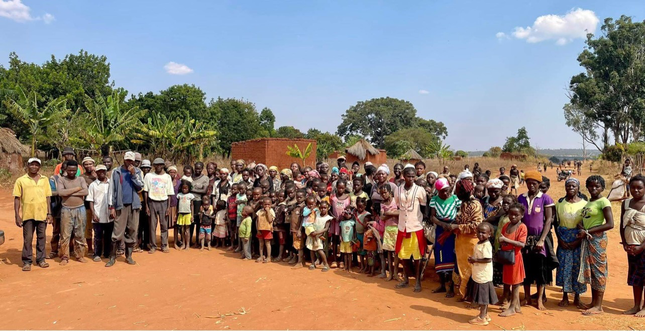 Hoa hậu Thuỳ Tiên mang nước sạch tới cho người dân ở bản zamba, Bailundo, Huambo, Angola.