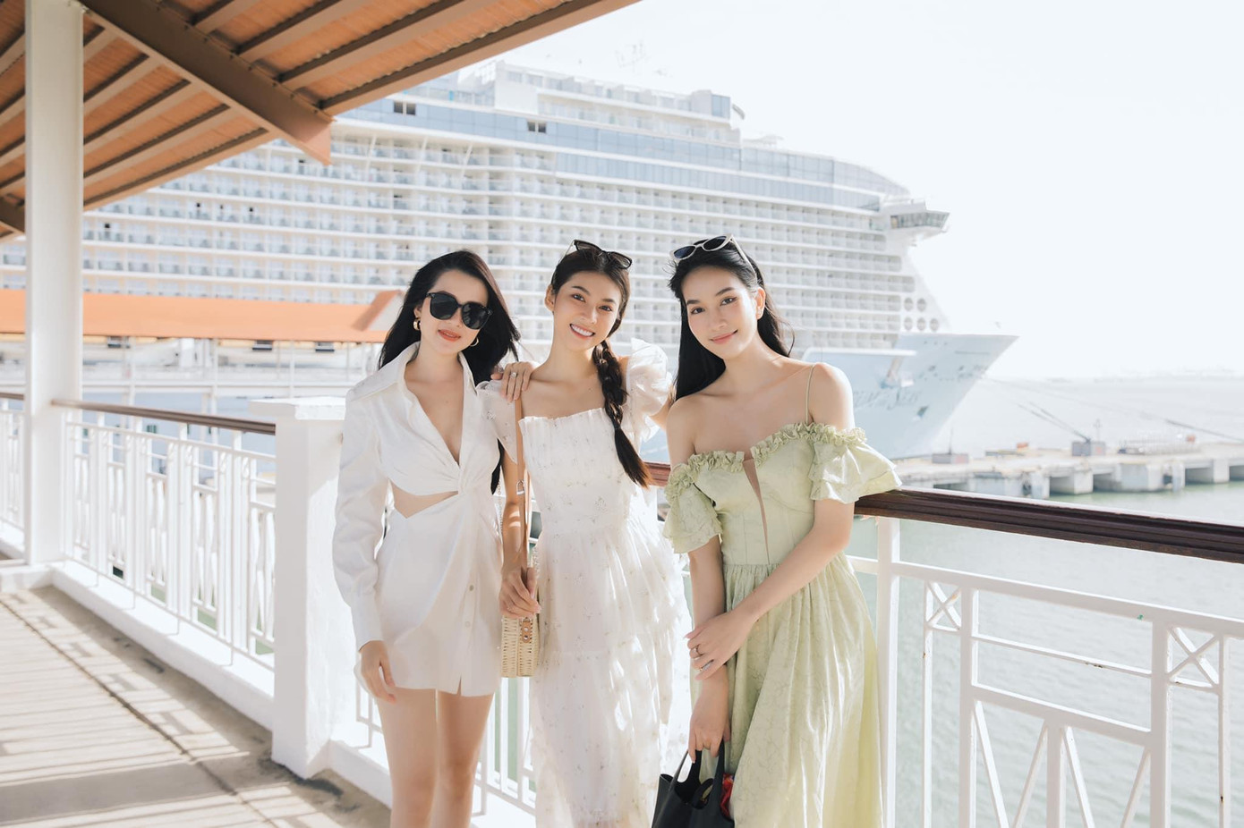 Đồng hành với mẹ con Phương Anh trong chuyến đi lần này còn có Á hậu Ngọc Thảo và Hoa khôi Cần Thơ Thuý Vi. Đồng hành với mẹ con Phương Anh trong chuyến đi lần này còn có Á hậu Ngọc Thảo và Hoa khôi Cần Thơ Thuý Vi.