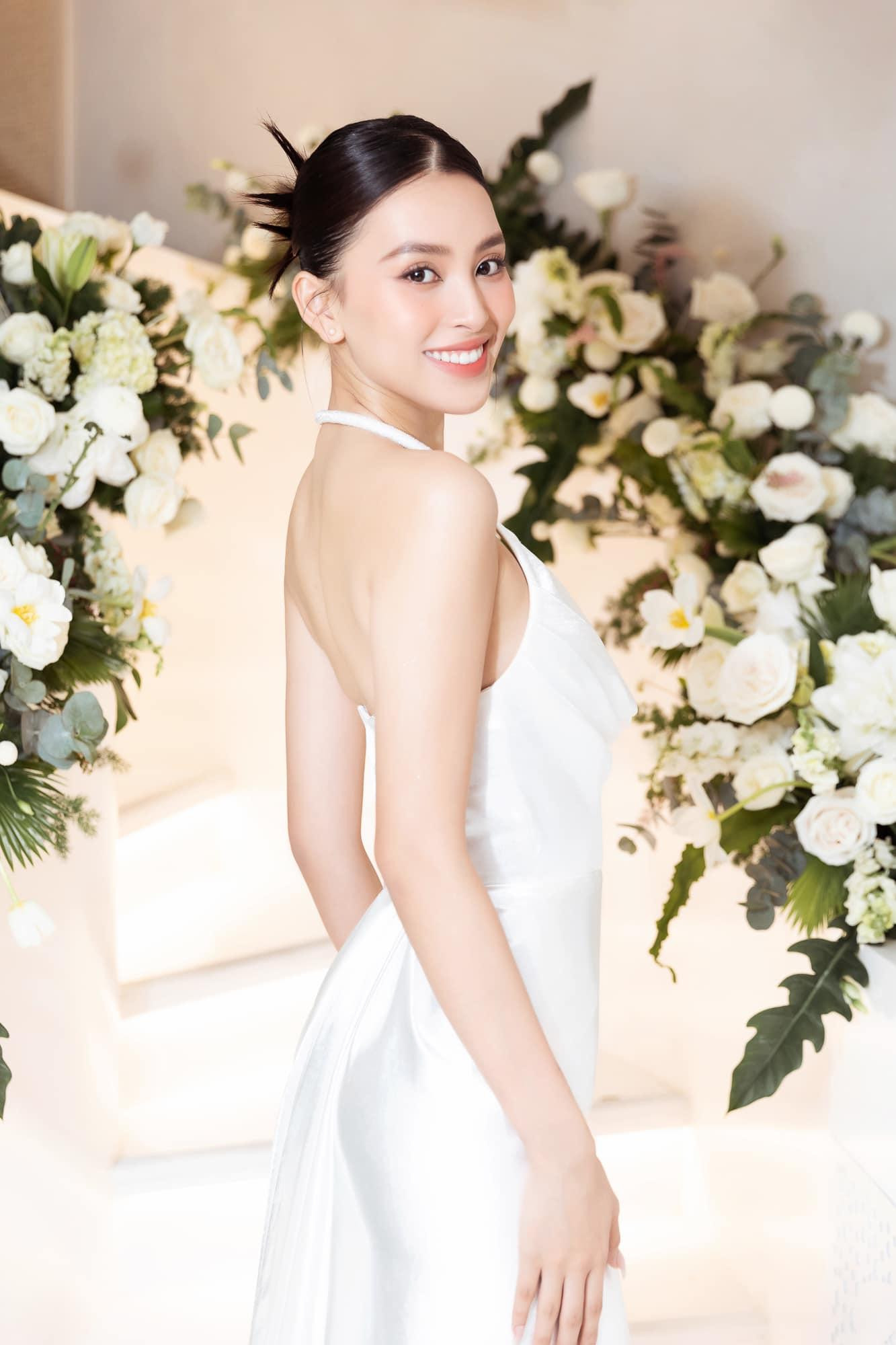 Thiết kế tông màu trắng tinh khiết với thiết kế kiểu cổ yếm giúp Hoa hậu Việt Nam 2018 khoe tấm lưng ong nuột nà. Thiết kế tông màu trắng tinh khiết với thiết kế kiểu cổ yếm giúp Hoa hậu Việt Nam 2018 khoe tấm lưng ong nuột nà.