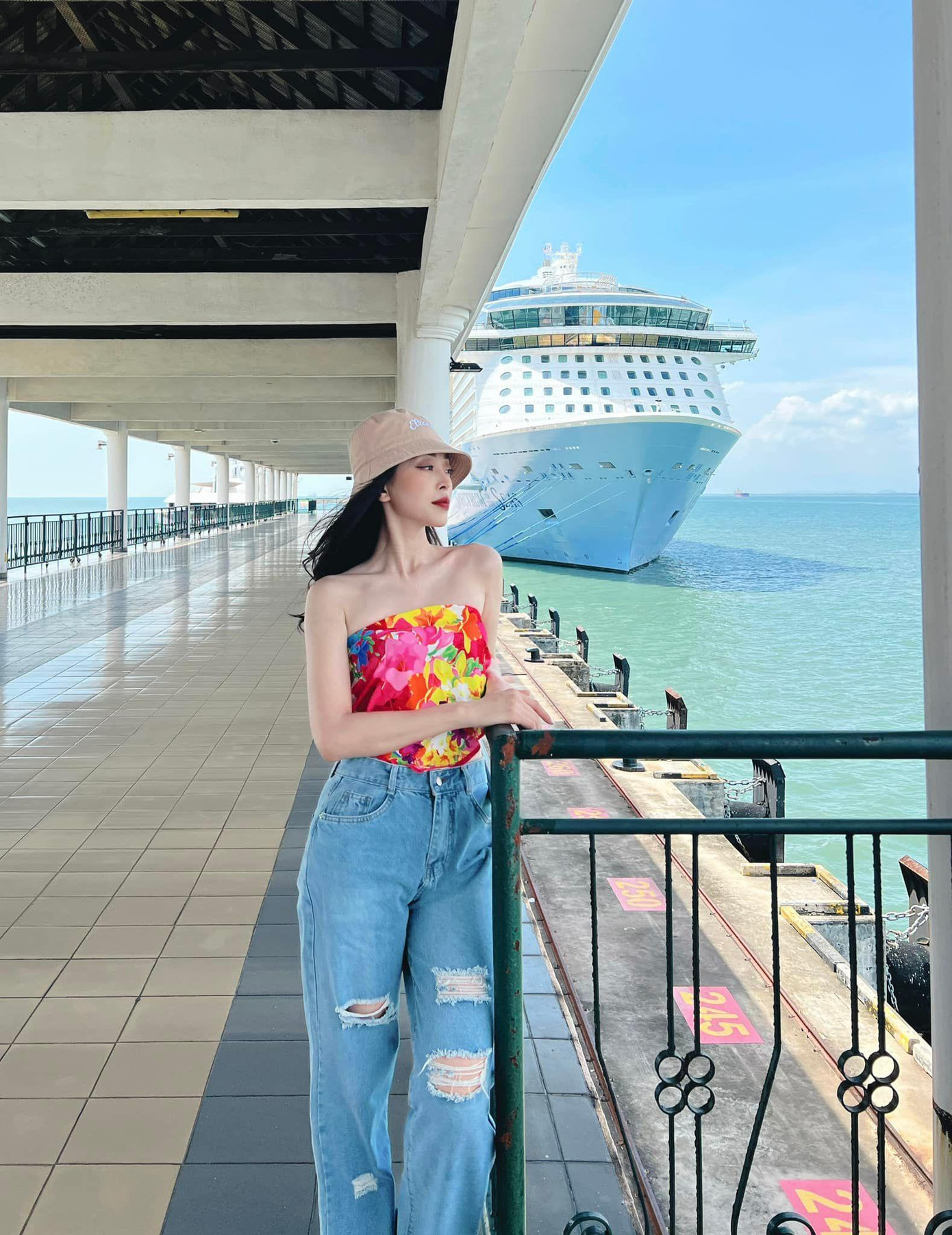 Thiết kế giúp Á hậu Việt Nam 2018 khoe bờ vai thon nuột nà. Thiết kế giúp Á hậu Việt Nam 2018 khoe bờ vai thon nuột nà.