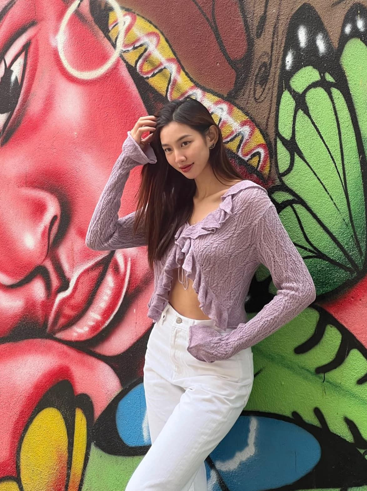 Bộ trang phục đơn giản, cá tính nhưng vẫn có điểm nhấn khéo léo giúp nàng hậu khoe vòng eo quyến rũ. Bộ trang phục đơn giản, cá tính nhưng vẫn có điểm nhấn khéo léo giúp nàng hậu khoe vòng eo quyến rũ.