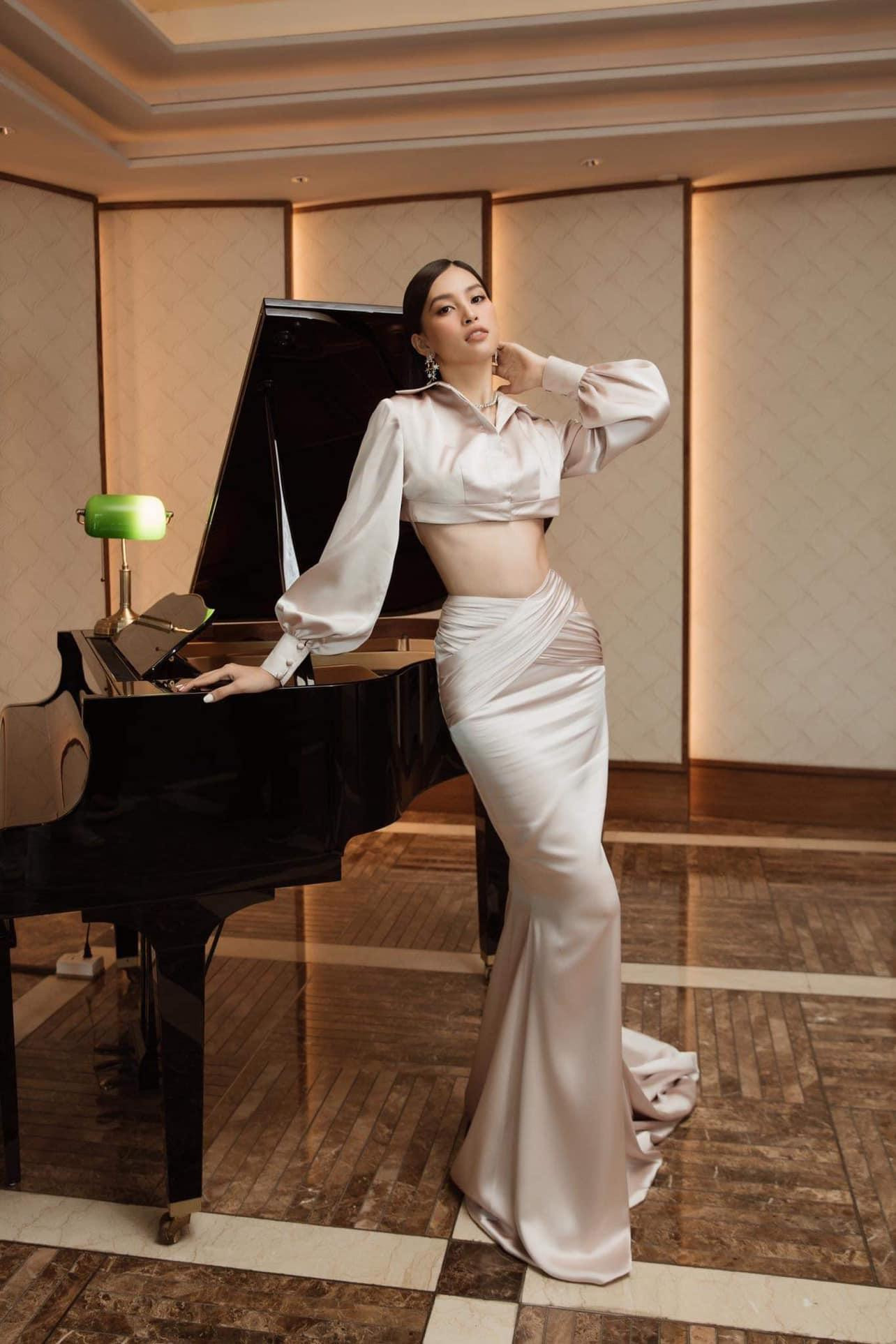 Hoa hậu Tiểu Vy mặc bộ váy lụa khoe trọn vòng eo &apos;con kiến&apos; nóng bỏng.