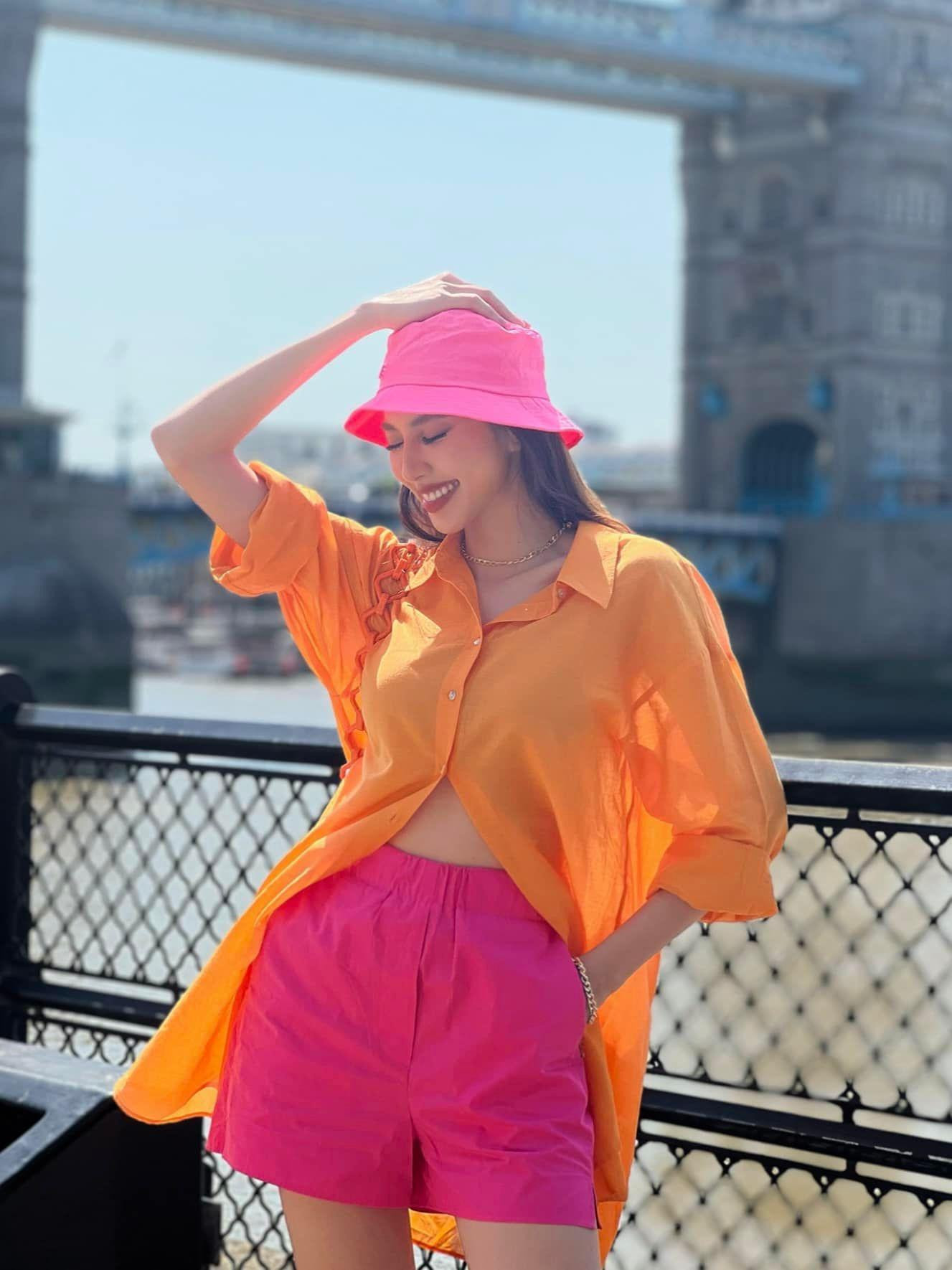 Diện áo sơ-mi oversize gam màu nổi được mở cúc phía dưới, Thùy Tiên khoe vòng eo săn chắc khiến fans ngưỡng mộ.