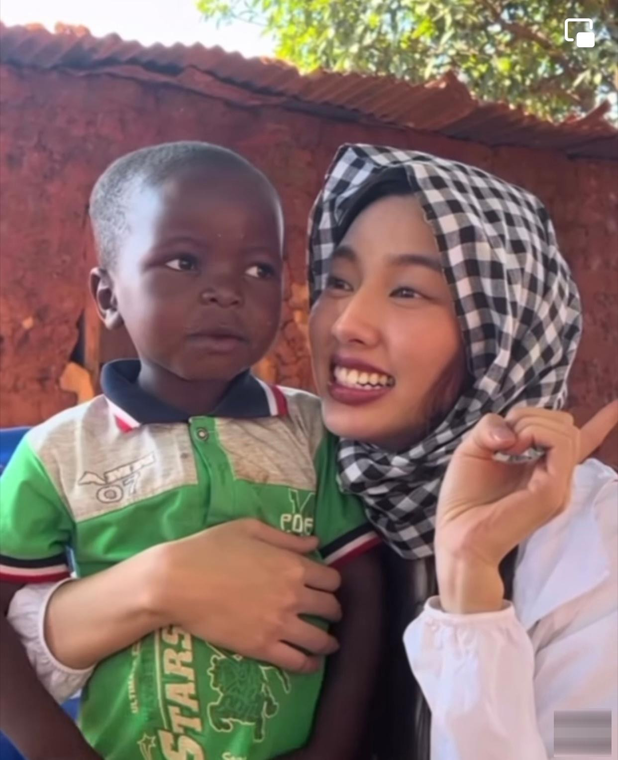 Hoa hậu Thuỳ Tiên dạy cậu bé ở bản Zamba hát bài "Cháu yêu bà" bằng tiếng Việt.