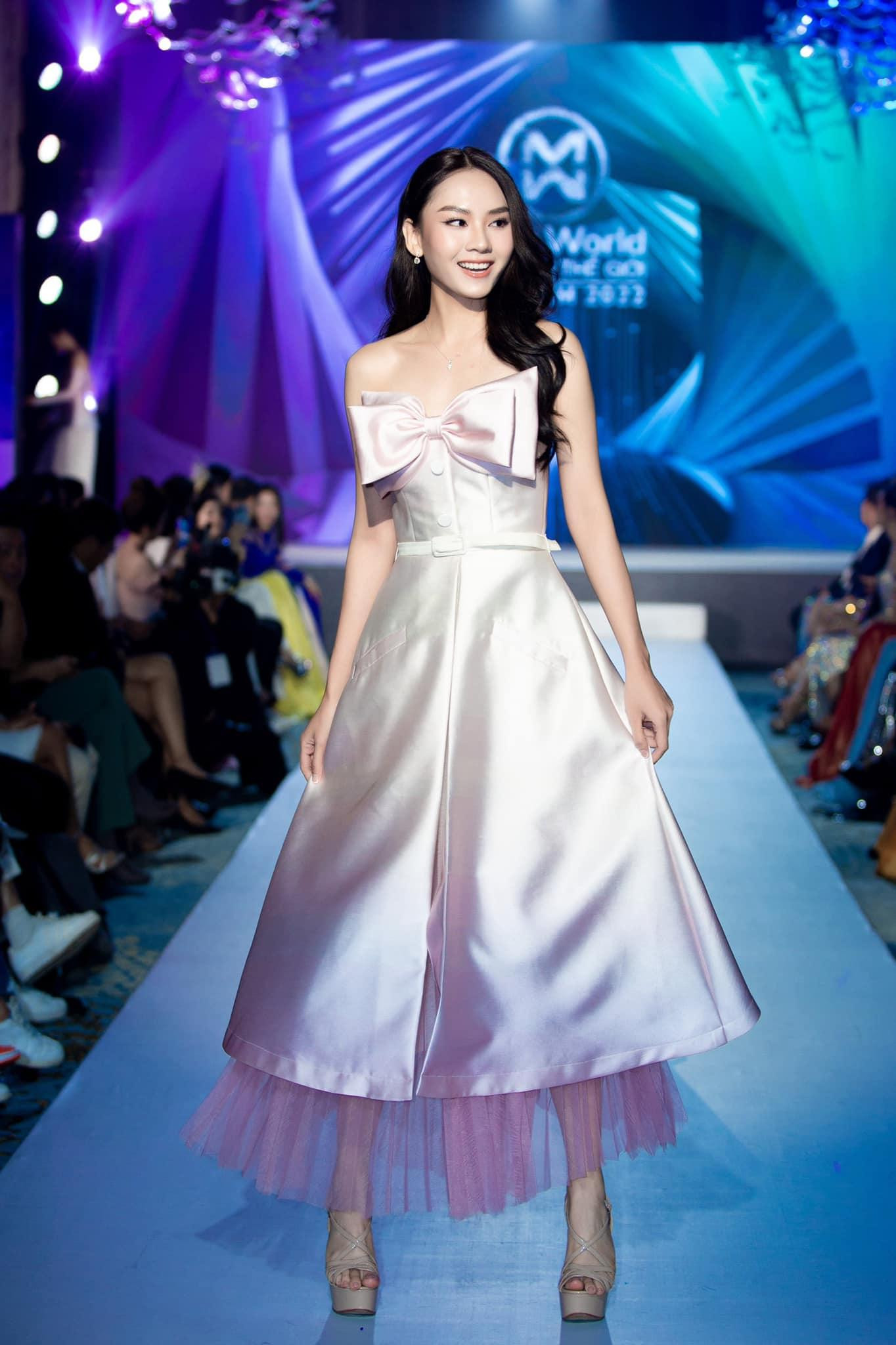 Người đẹp Huỳnh Nguyễn Mai Phương khoe dáng với bộ váy cúp ngực yêu kiều.