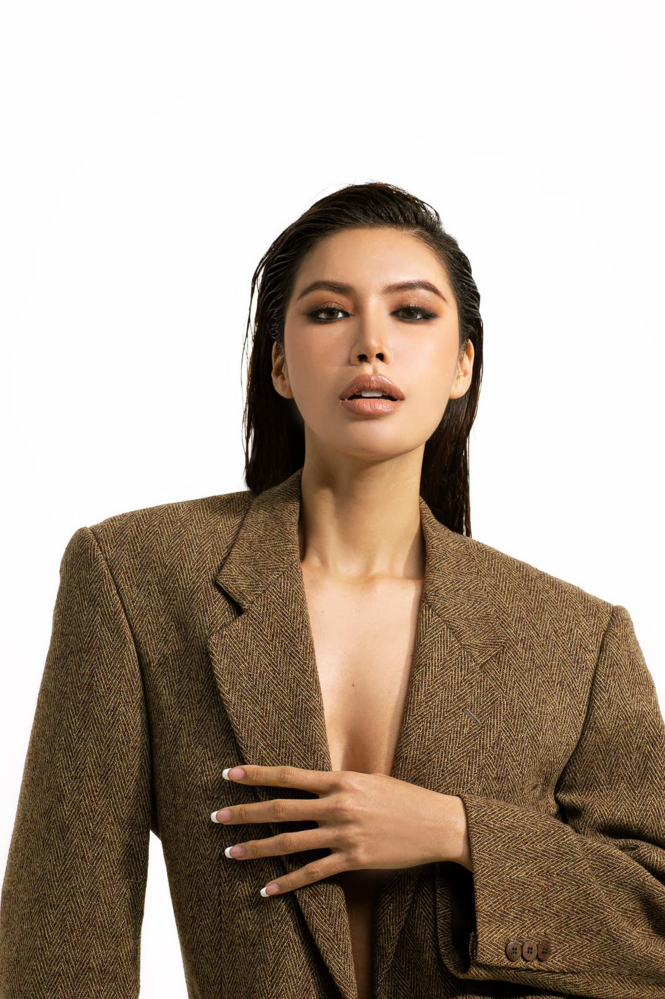 Siêu mẫu Minh Tú diện mốt thả rông nóng bỏng và quyến rũ. Siêu mẫu Minh Tú diện mốt thả rông nóng bỏng và quyến rũ.