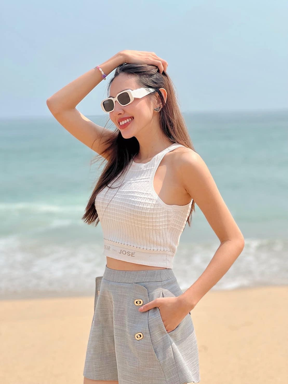 Nàng hậu diện trang phục năng động khoe vòng eo thon quyến rũ khi khoe dáng trên bờ biển nước Anh. Nàng hậu diện trang phục năng động khoe vòng eo thon quyến rũ khi khoe dáng trên bờ biển nước Anh.