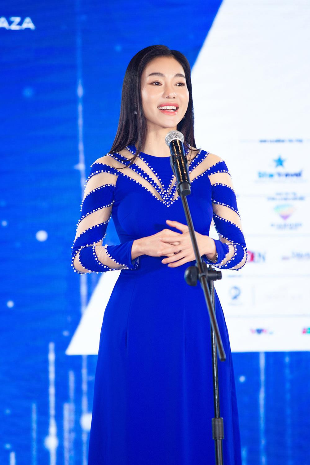 Bà Phạm Kim Dung - Chủ tịch Miss World Vietnam phát biểu tại họp báo.