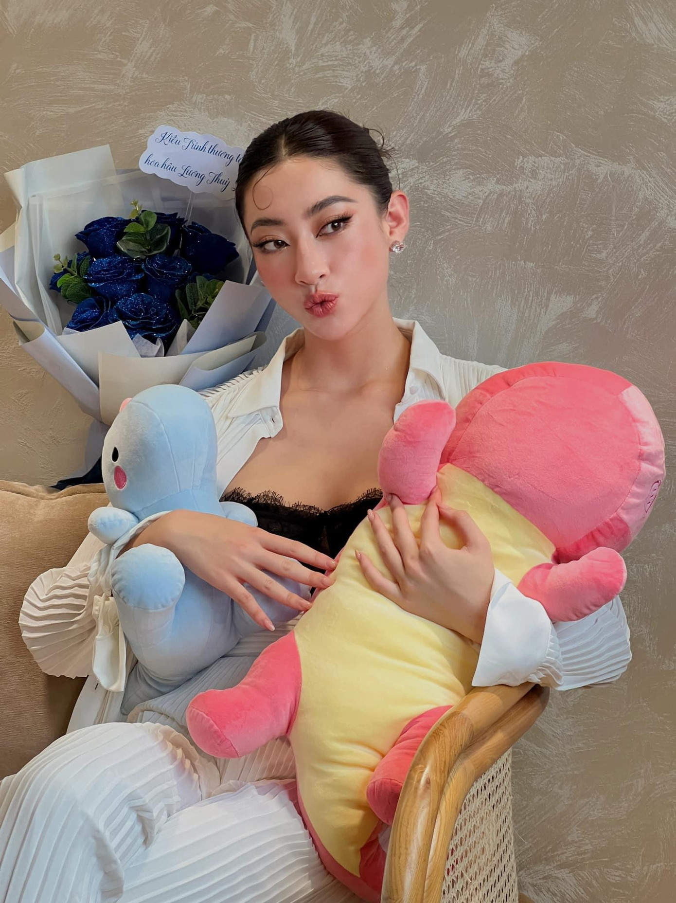 Hoa hậu Lương Thuỳ Linh khoe những món quà đáng yêu mà các fans tặng. Hoa hậu Lương Thuỳ Linh khoe những món quà đáng yêu mà các fans tặng.