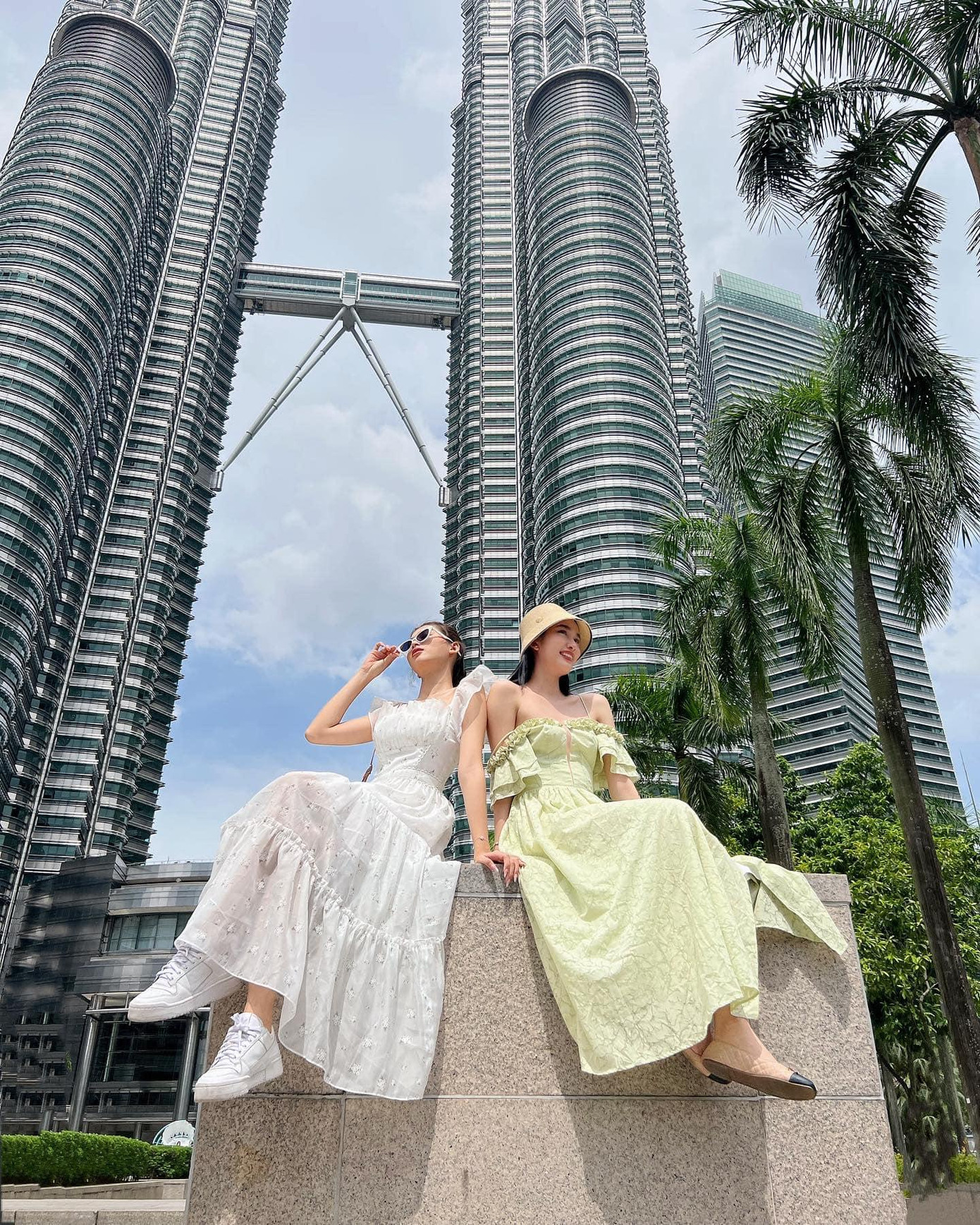 Hai nàng hậu rất thân thiết cả trong công việc lẫn cuộc sống đời thường.