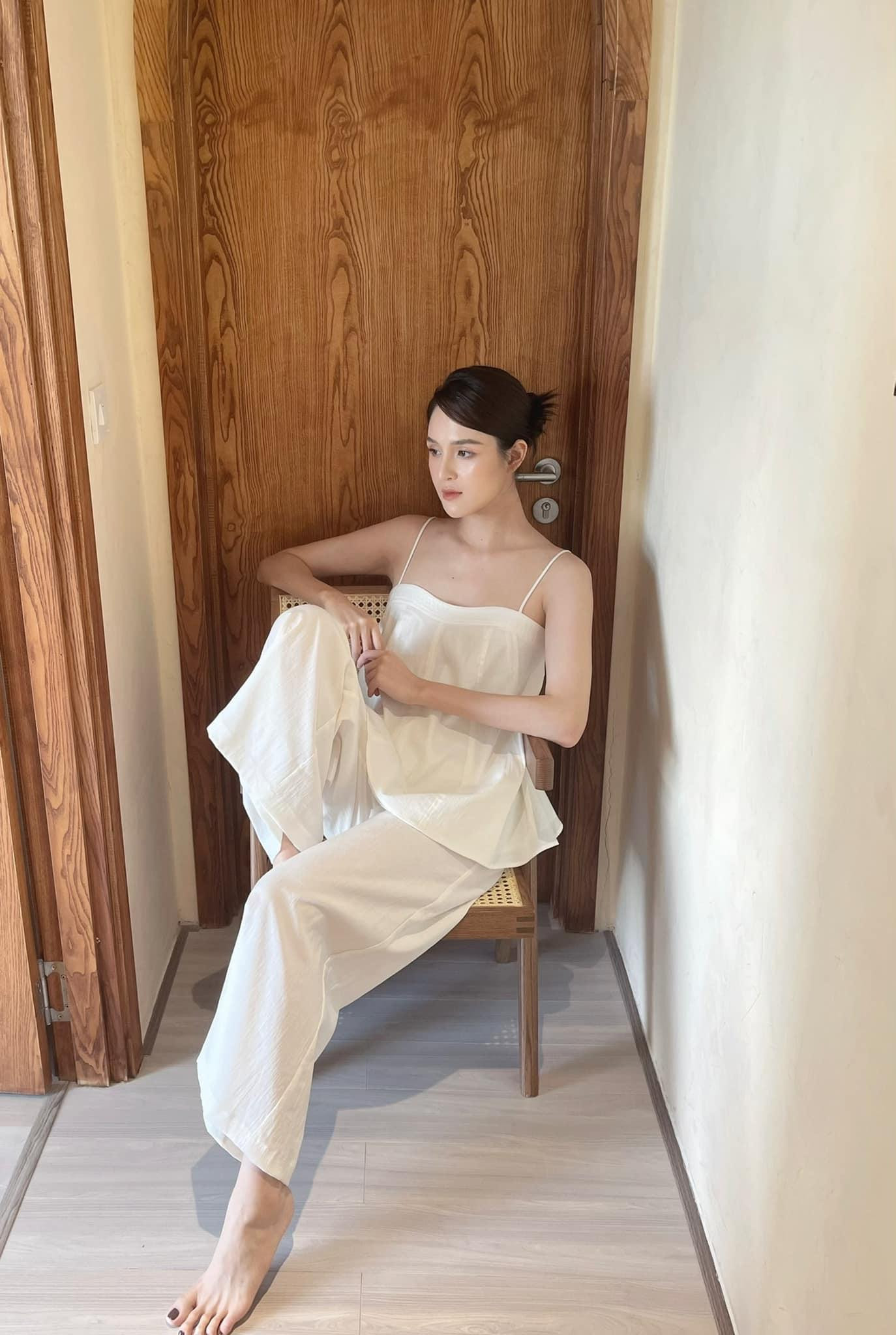 Á hậu Hoàng Anh diện set đồ trắng tinh khôi khoe nhan sắc trong trẻo, dịu dàng tựa 'nàng thơ'.