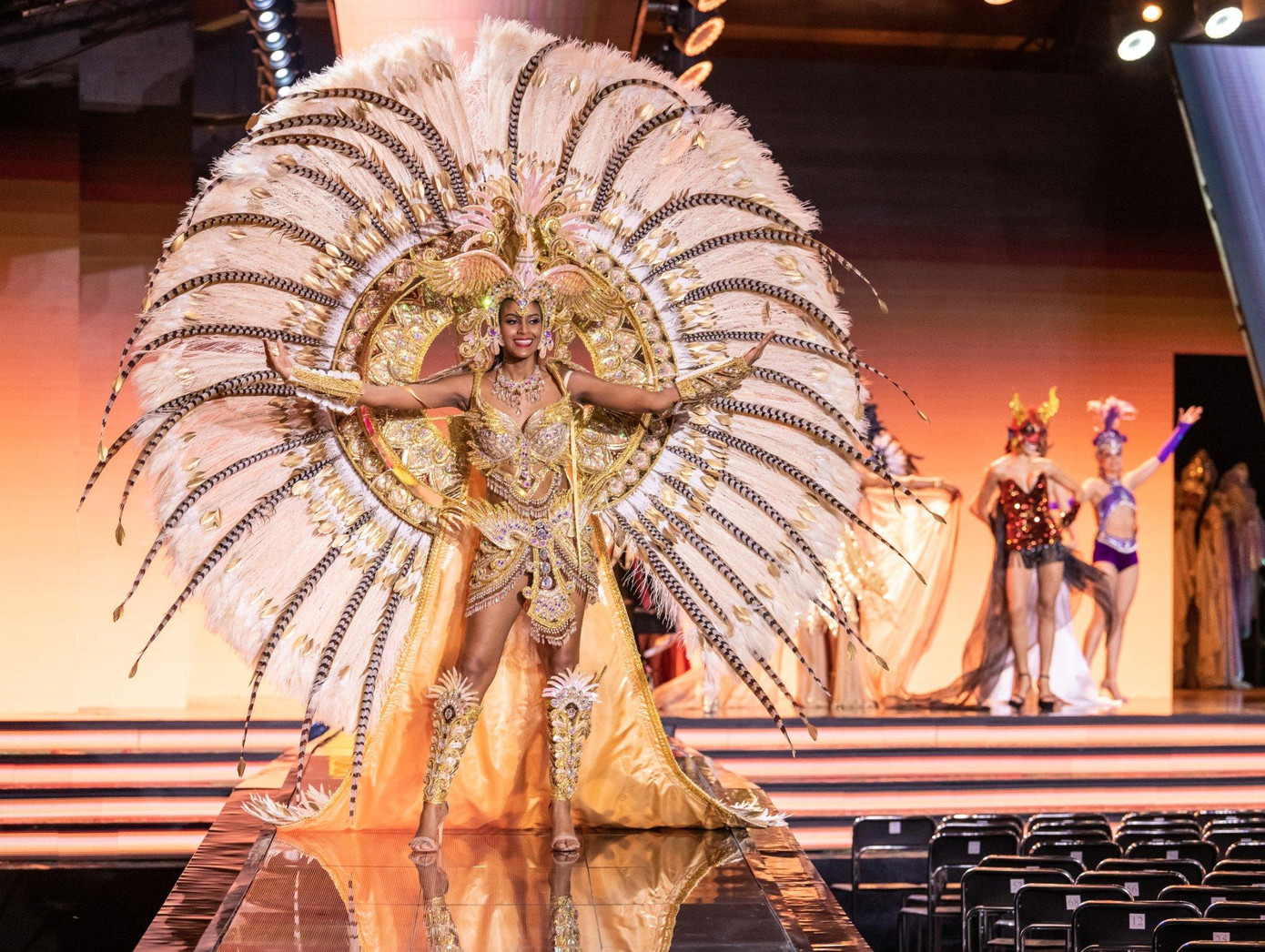 Đại diện Panama với bộ trang phục hoành tráng.