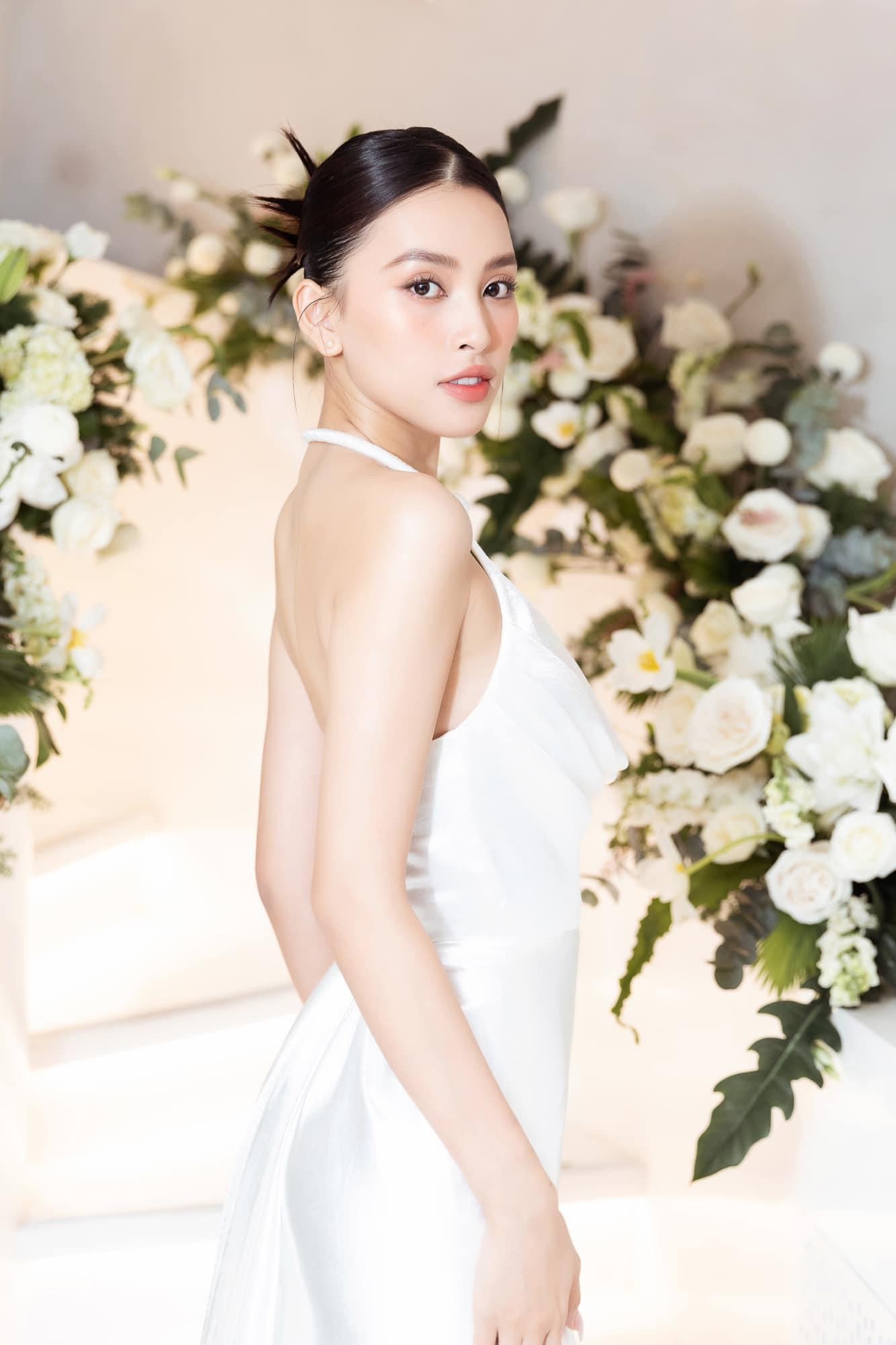 Người đẹp chọn kiểu búi tóc và trang điểm tông nude nhẹ nhàng như sương mai. Người đẹp chọn kiểu búi tóc và trang điểm tông nude nhẹ nhàng như sương mai.