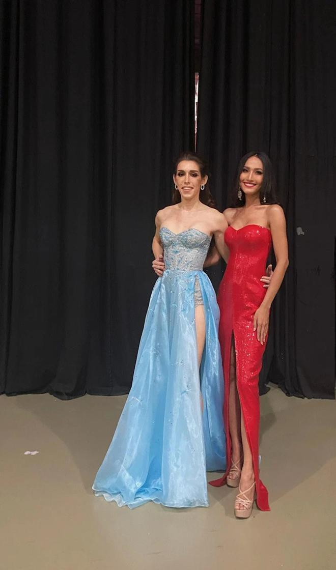 Không chỉ thế, Hoài Sa còn hỗ trợ Kayley Whalen lựa chọn kiểu tóc và phong cách make up phù hợp với bộ váy dạ hội. Hành động đẹp và tử tế của Hoài Sa khiến người hâm mộ vô cùng tự hào.