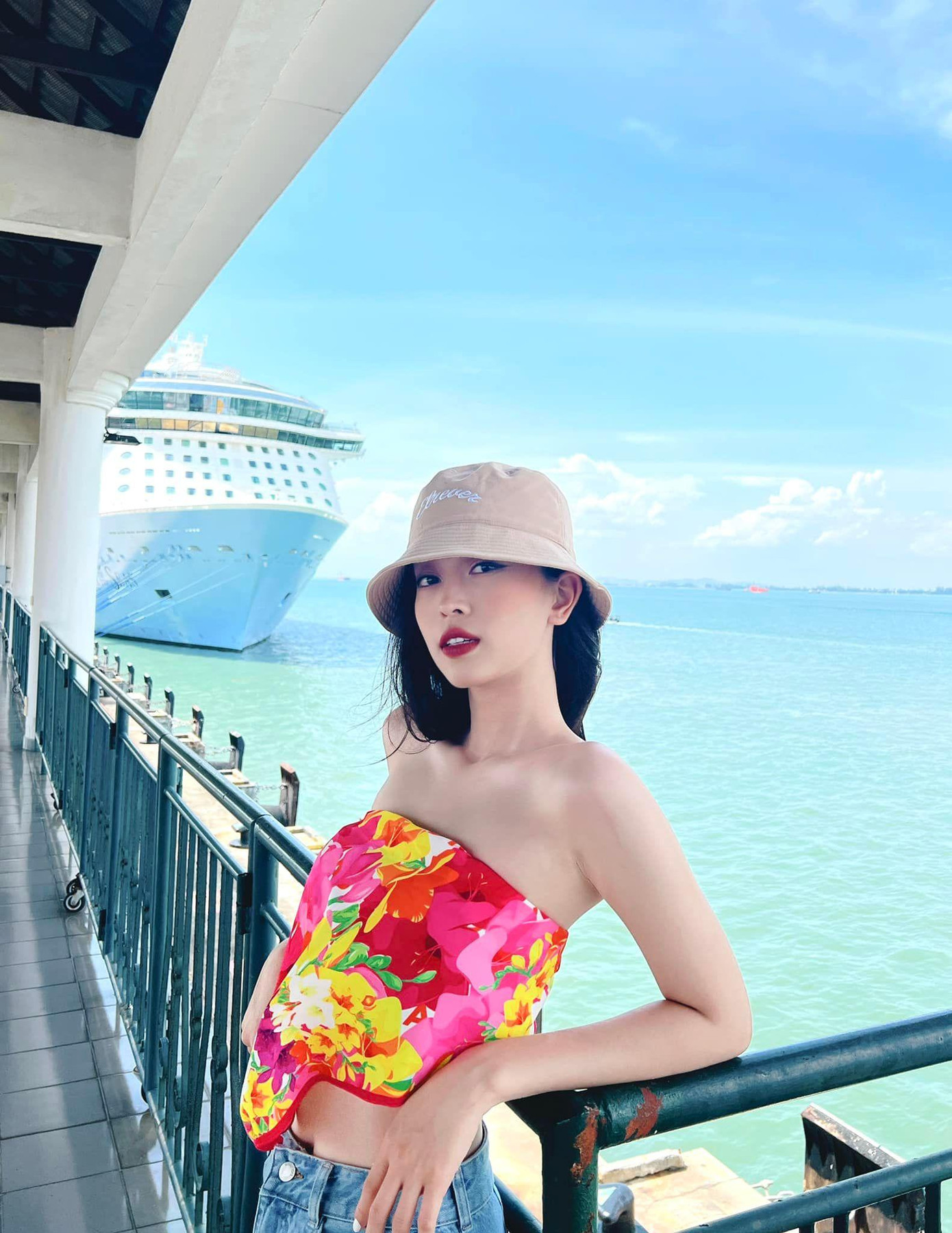 Á hậu Phương Nga mặc áo crop-top hoạ tiết rực rỡ khoe vòng hai sexy. Á hậu Phương Nga mặc áo crop-top hoạ tiết rực rỡ khoe vòng hai sexy.