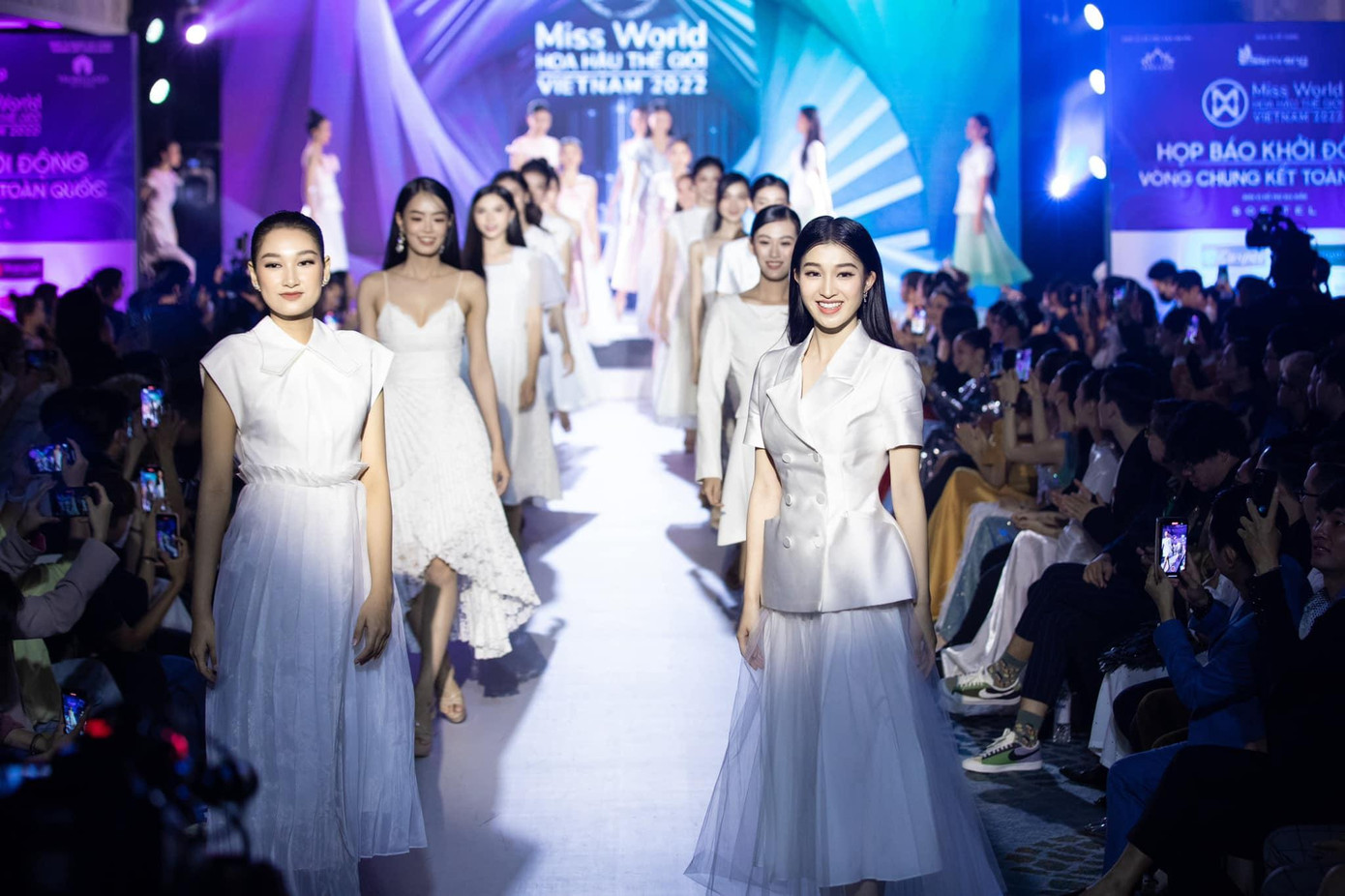 Mới đây trong buổi họp báo công bố về vòng chung kết Miss World Vietnam 2022, dàn thí sinh đã có dịp đọ dáng trên sân khấu với những bộ váy áo cực kỳ kiêu sa và thanh lịch.