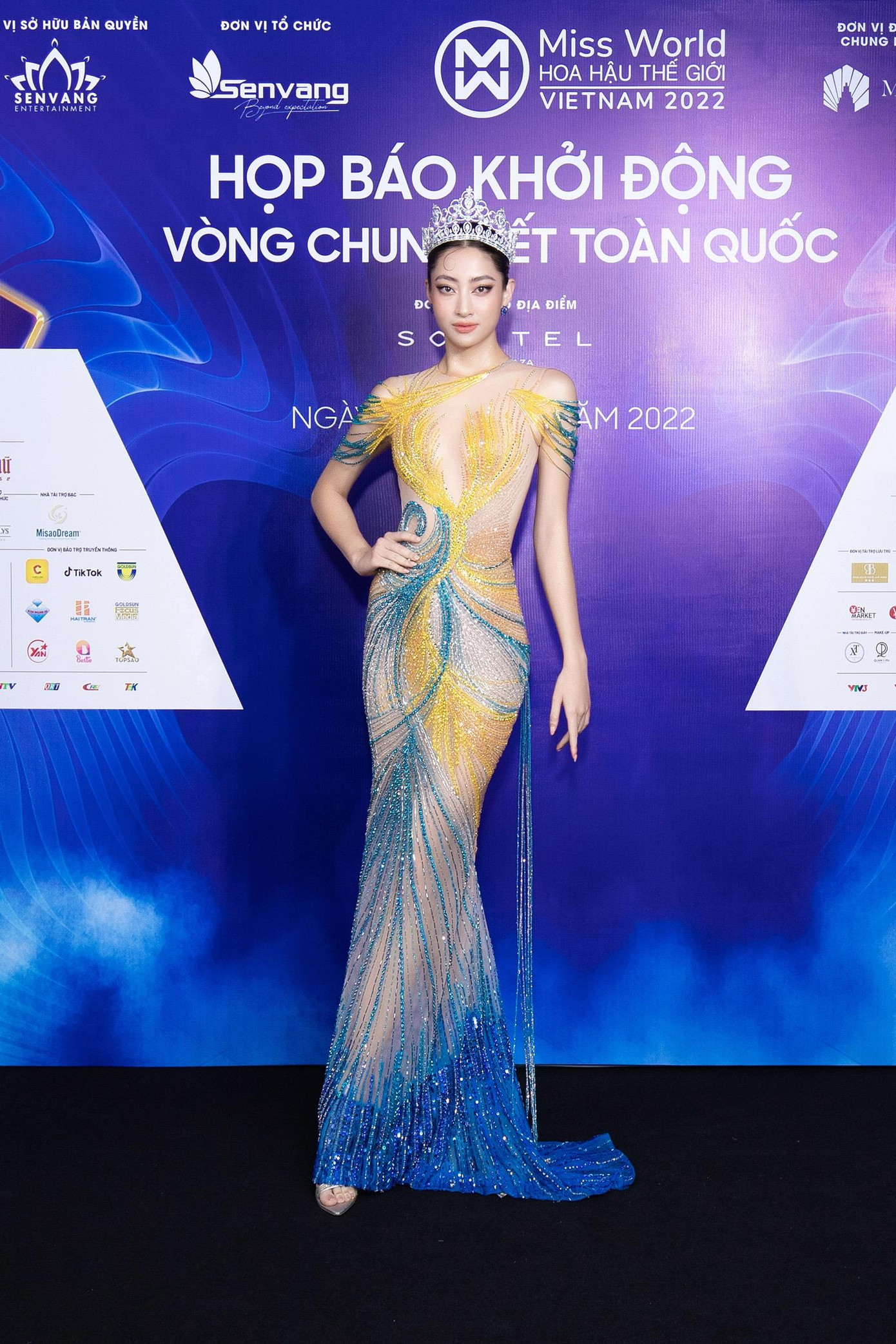 Miss World Vietnam 2019 Lương Thùy Linh nổi bật trong chiếc đầm dạ hội mang 2 sắc xanh-vàng với những đường nét ôm trọn tỉ lệ cơ thể cùng những đính kết công phu.