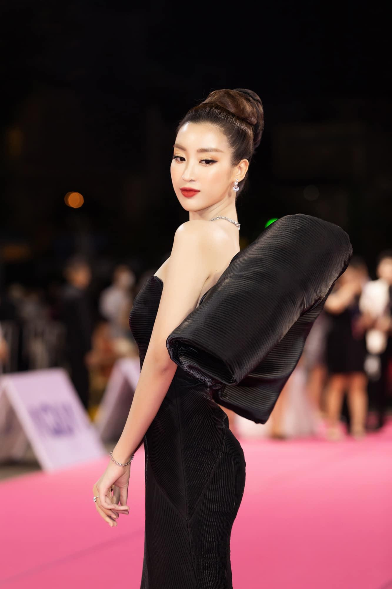 Thiết kế với phần chiếc nơ tạo khối ở sau lưng giúp cho Hoa hậu Việt Nam 2016 chiếm trọn spotlight trên thảm đỏ của sự kiện. Thiết kế với phần chiếc nơ tạo khối ở sau lưng giúp cho Hoa hậu Việt Nam 2016 chiếm trọn spotlight trên thảm đỏ của sự kiện.