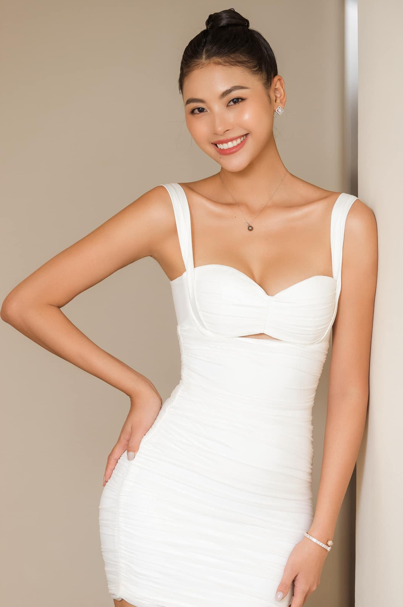 Người đẹp biển Đào Thị Hà diện váy trắng cut-out khoe khéo vòng 1 nóng bỏng.