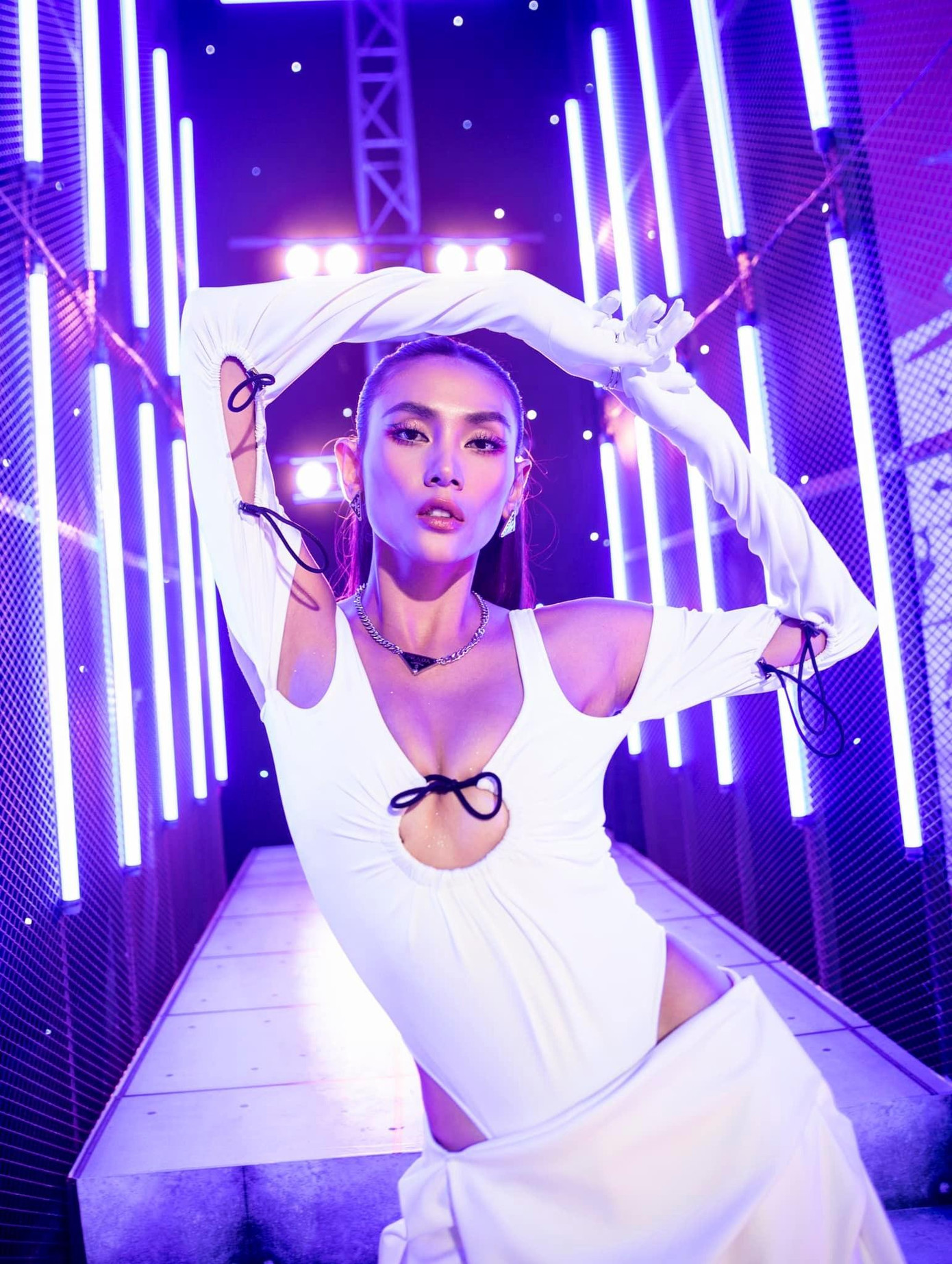 Á hậu Võ Hoàng Yến diện bộ jumpsuit trắng với những đường cut-out táo bạo, khoe vẻ ngoài cá tính và nóng bỏng.