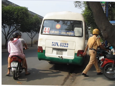 Chiếc xe buýt cán chết người. Chiếc xe buýt cán chết người