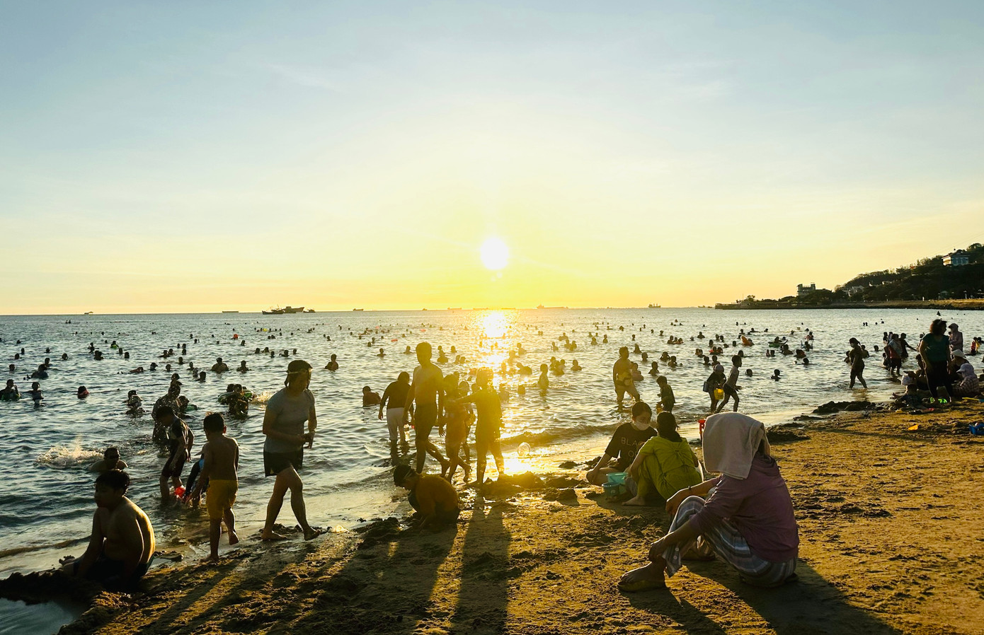 Chiều cuối tuần từ khoảng 15 giờ ngày 21/4 biển Vũng Tàu ở bãi trước và bãi sau đã ken cứng người.