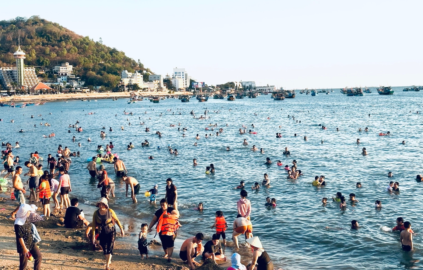 Dịch vụ cho thuê áo phao cũng đắt khách.