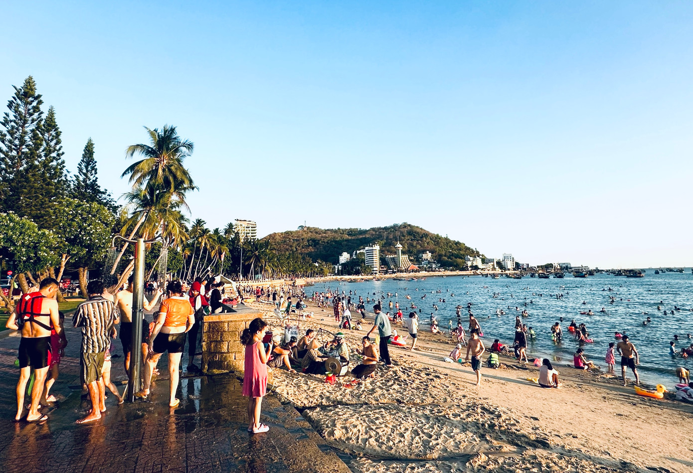 Tại các bãi tắm, Vũng Tàu triển khai nhiều hệ thống vòi tắm nước ngọt cho du khách và người dân địa phương khi tắm biển lên.