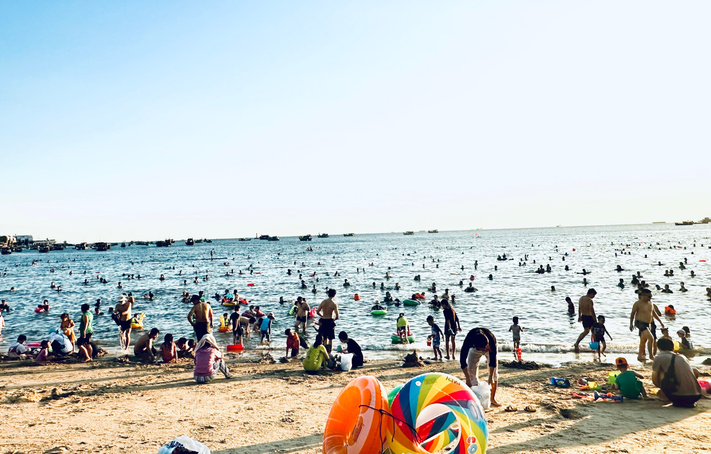 Người dân đổ xô xuống tắm biển ở khu vực bãi Trước khiến khu vực này đông đúc và nhộn nhịp.