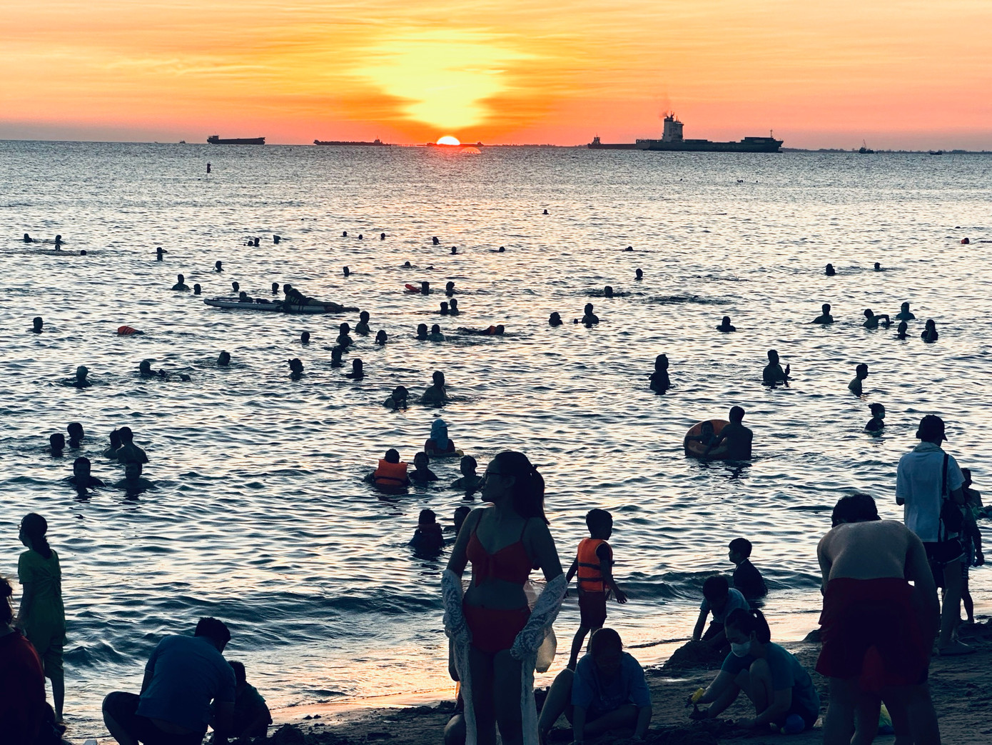 Đại diện Trung tâm quản lý và hỗ trợ khách du lịch TP Vũng Tàu cho biết trong tuần qua nơi đây đón nhận hơn 100 nghìn lượt khách đến vui chơi và tắm biển.