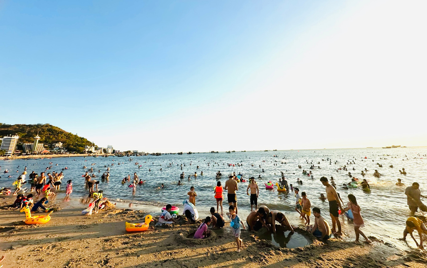 Ngoài người dân địa phương, du khách chọn đến Vũng Tàu để giải nhiệt trong mùa nắng nóng.