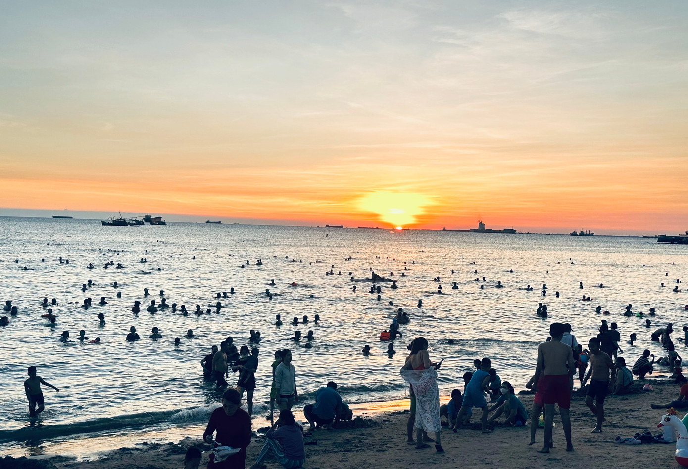 Càng về chiều tối, lượng khách đổ xuống biển càng đông hơn. Tại khu vực bãi Trước và bãi Sau người dân chen nhau tắm biển