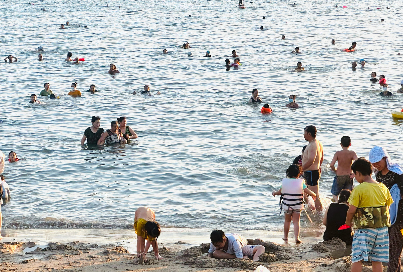 Trẻ con thích thú nô đùa và vui chơi tại khu vực bãi Trước biển Vũng Tàu