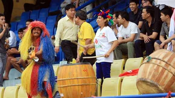 Không khí ngày hội bóng đá trên sân Hàng Đẫy ở trận HN. T&T tiếp HAGL