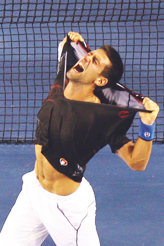 Djokovic xé áo trong niềm vui sướng tột cùng Ảnh: Getty Images