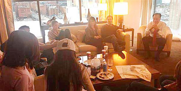 Ông Romney cùng gia đình uống sữa để giải khuây