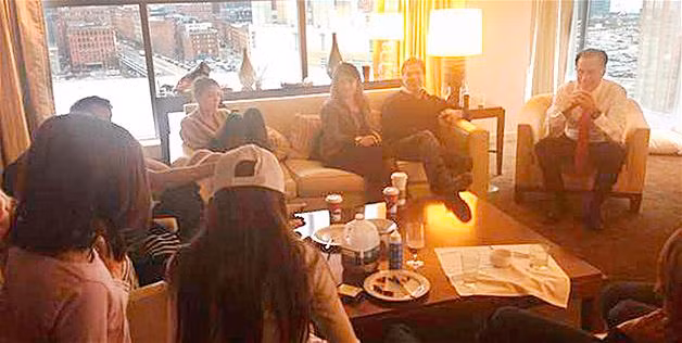 Ông Romney cùng gia đình uống sữa để giải khuây