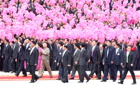 Lãnh đạo hai miền Triều Tiên bắt tay nhau trong cuộc gặp lịch sử Lãnh đạo hai miền Triều Tiên duyệt đội danh dự tại buổi lễ đón tiếp Tổng thống Hàn Quốc Roh Moo- Hyun ở Thủ đô Bình Nhưỡng, CHDCND Triều Tiên Quân đội CHDCND Triều Tiên duyệt binh tại lễ đón Tổng thống Hàn Quốc Roh Moo-Hyun ở Thủ đô Bình Nhưỡng Người dân CHDCND Triều Tiên vẫy những bông hoa màu hồng để chào mừng cuộc gặp mặt của Tổng thống Hàn Quốc Roh Moo-Hyun với Chủ tịch CHDCND Triều Tiên Kim Jong-il tại Thủ đô Bình Nhưỡng Chủ tịch CHDCND Triều Tiên Kim Jong-il (đứng bên phải ) và Tổng thống Hàn Quốc Roh Moo- Hyun (đứng giữa ) và ông Kim Yong-nam, Chủ tịch đoàn Chủ tịch Hội đồng nhân dân tối cao CHDCND Triều Tiên (đứng bên trái) trên bục danh dự bên ngoài Cung văn hóa Thủ đô Bình Nhưỡng Chủ tịch CHDCND Triều Tiên Kim Jong-il đang bắt tay chào mừng đoàn đại biểu Hàn Quốc do Tổng thống Roh Moo-Hyun dẫn đầu tới thăm Bình Nhưỡng Trên chiếc xe mui trần, Tổng thống Hàn Quốc Roh Moo- Hyun (bên trái) đang vẫy tay chào người dân CHDCND Triều Tiên tại Thủ đô Bình Nhưỡng