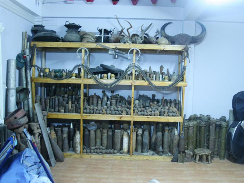 Góc trưng bày vỏ bom, đạn tại khách sạn Dook Khun Góc trưng bày vỏ bom, đạn tại khách sạn Dook Khun