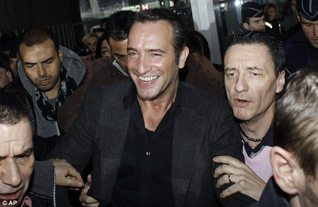 Mặc dù bị đám đông bao vây nhưng anh vẫn nở nụ cười thân thiện và hút hồn