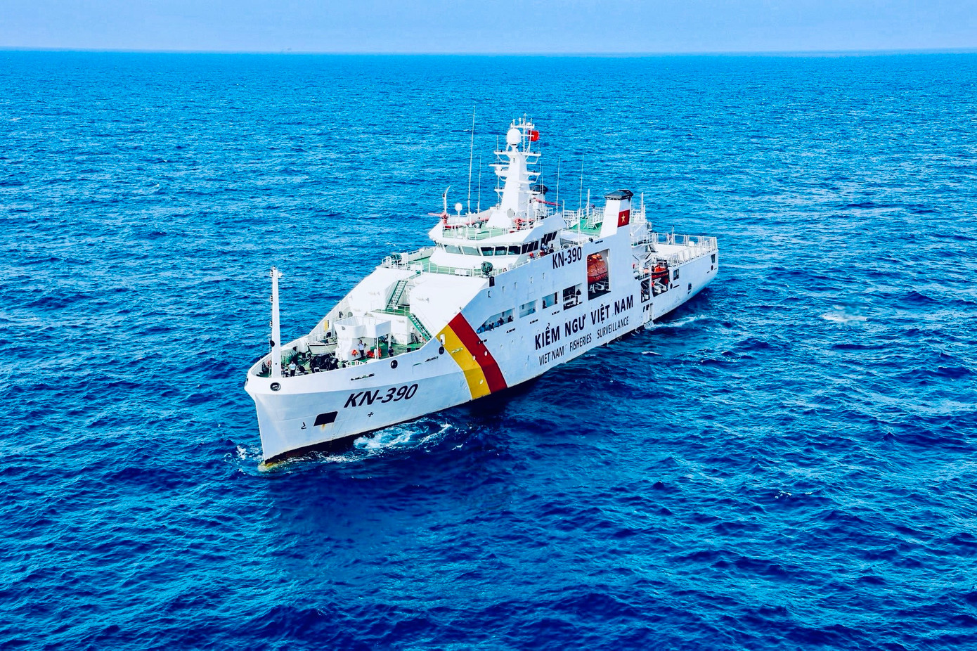 Tàu là nhà, biển cả là quê hương. Tàu là nhà, biển cả là quê hương.