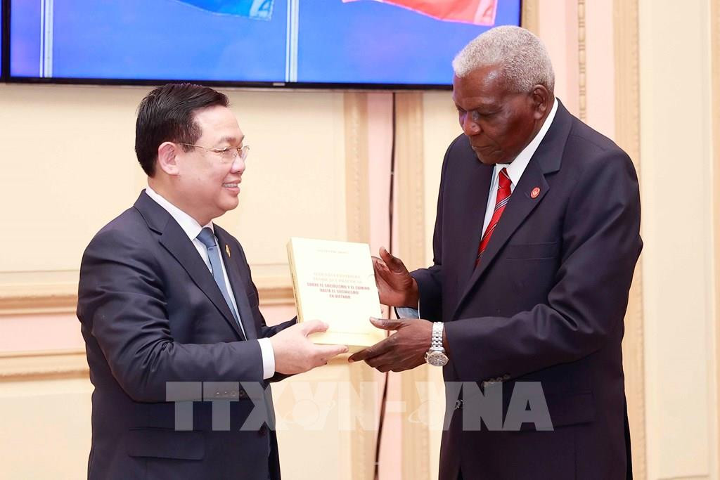 Chủ tịch Quốc hội Vương Đình Huệ trao sách của Tổng Bí thư Nguyễn Phú Trọng tặng Chủ tịch Quốc hội Chính quyền Nhân dân nước Cộng hòa Cuba Esteban Lazo Hernandez. (Ảnh: TTXVN) Chủ tịch Quốc hội Vương Đình Huệ trao sách của Tổng Bí thư Nguyễn Phú Trọng tặng Chủ tịch Quốc hội Chính quyền Nhân dân nước Cộng hòa Cuba Esteban Lazo Hernandez. (Ảnh: TTXVN)